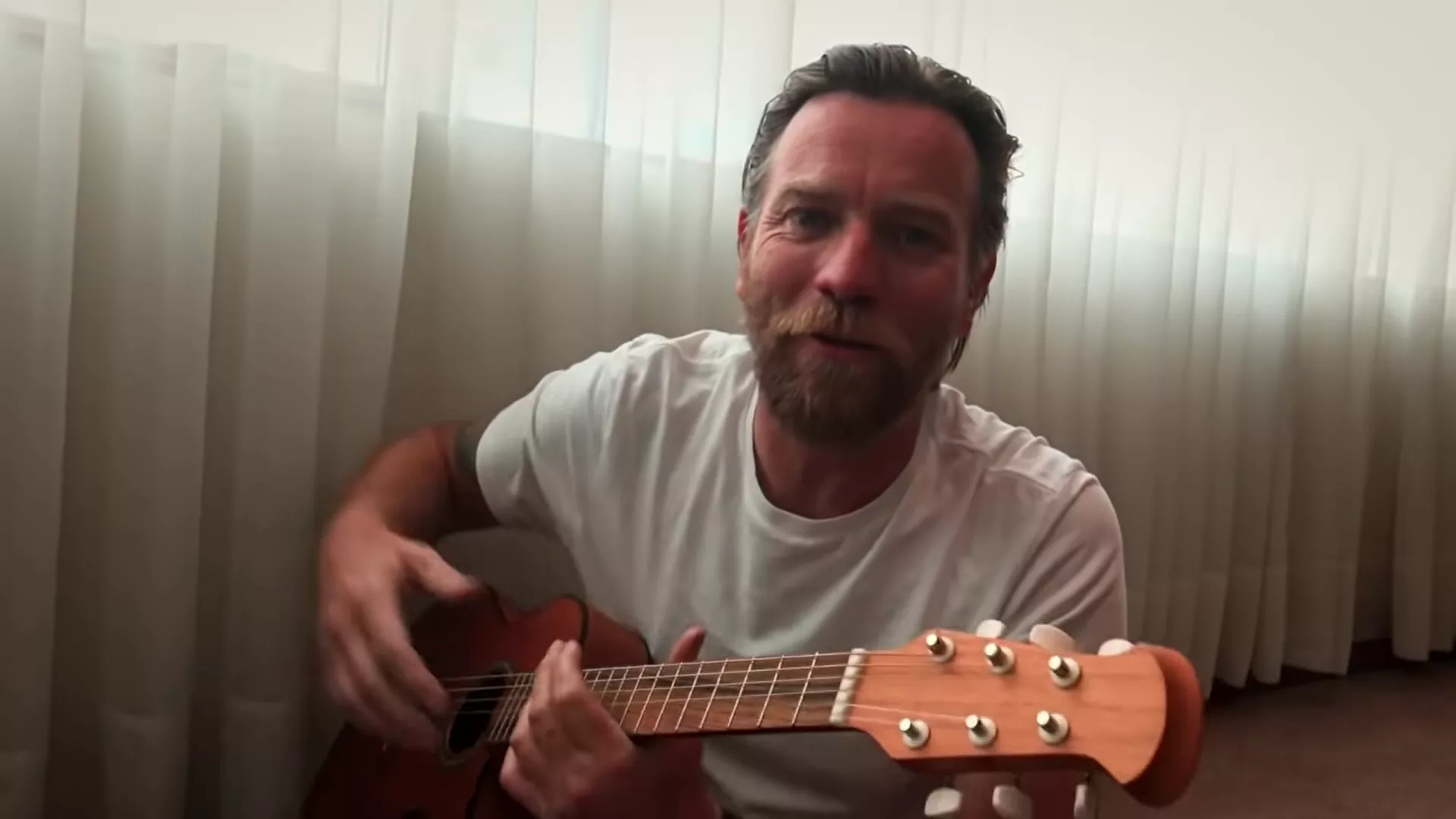 VIDEO: Ewan McGregor spiller Muse-cover