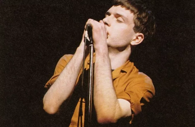 Ian Curtis grav vandaliserad