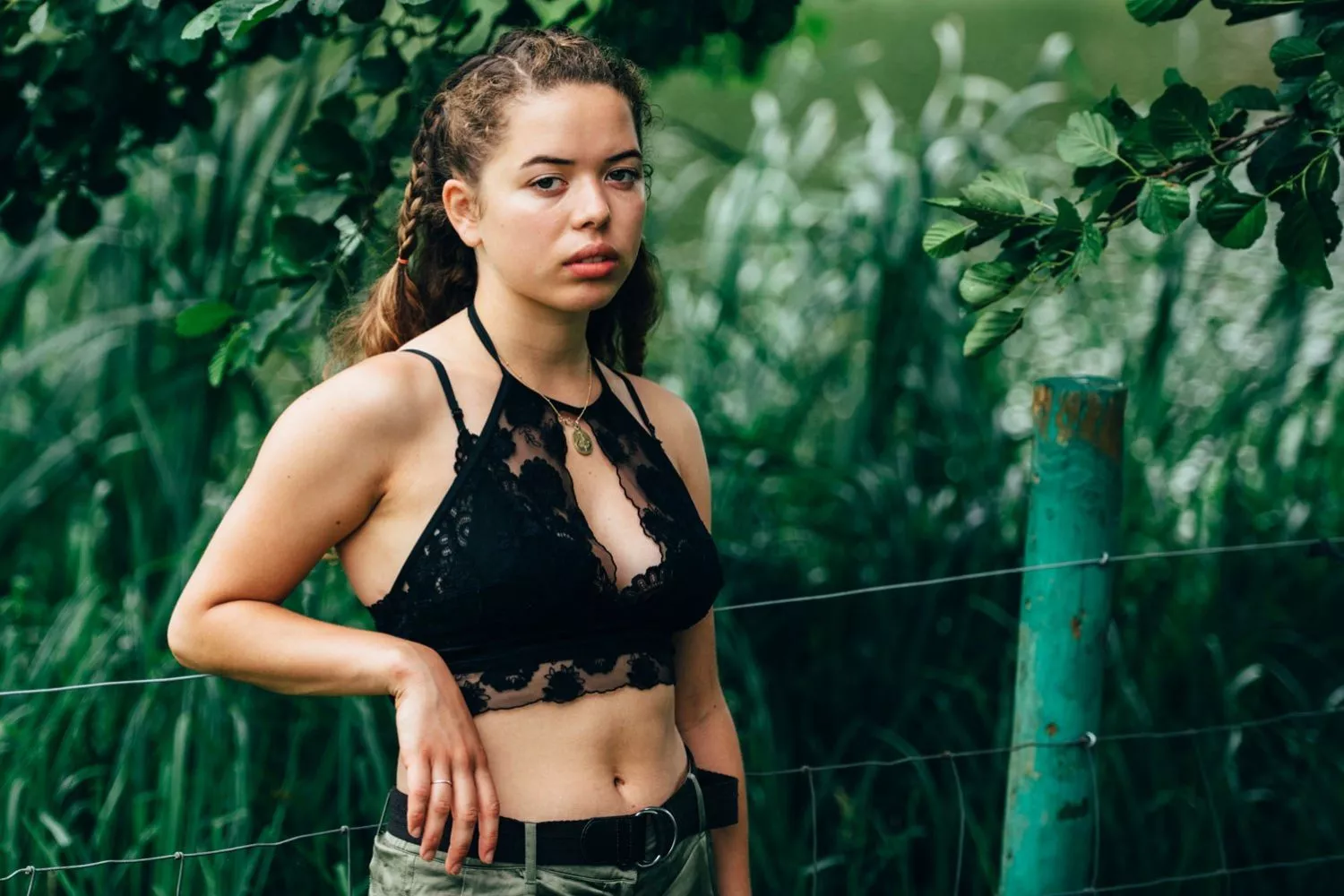 En befriende, original debut i en håbløs retro-tid