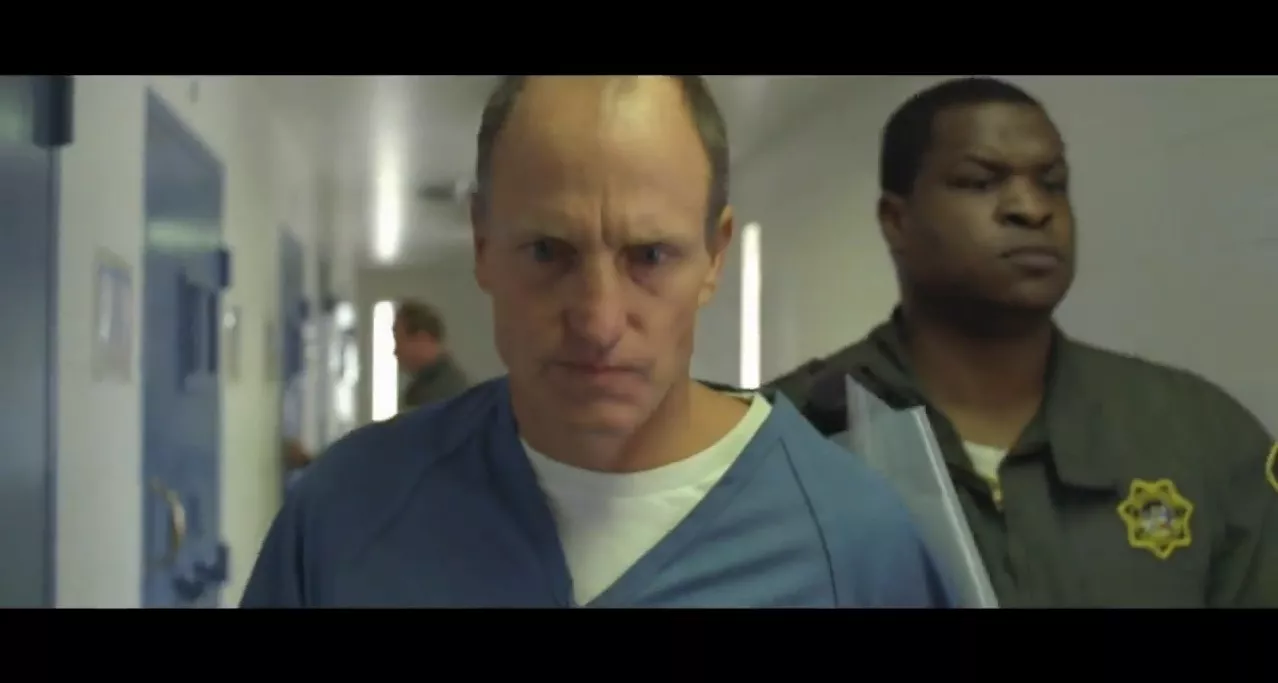 Se: Woody Harrelson løsladt fra spjældet i U2-kortfilm