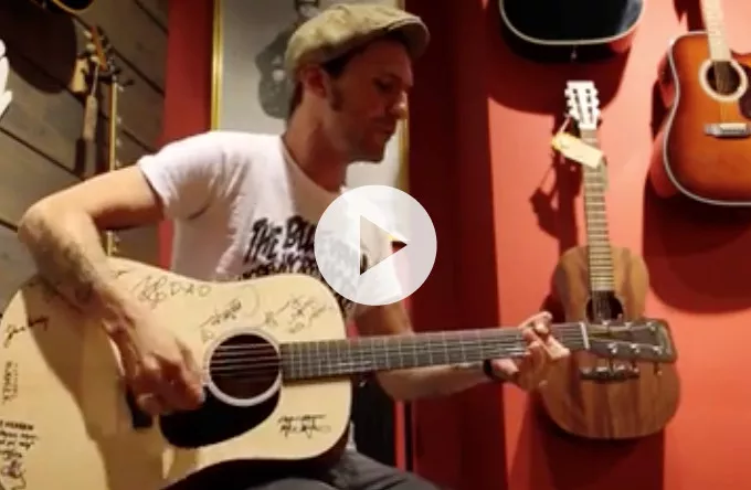 Video: The Blue Van tager sig kærligt af vandreguitaren