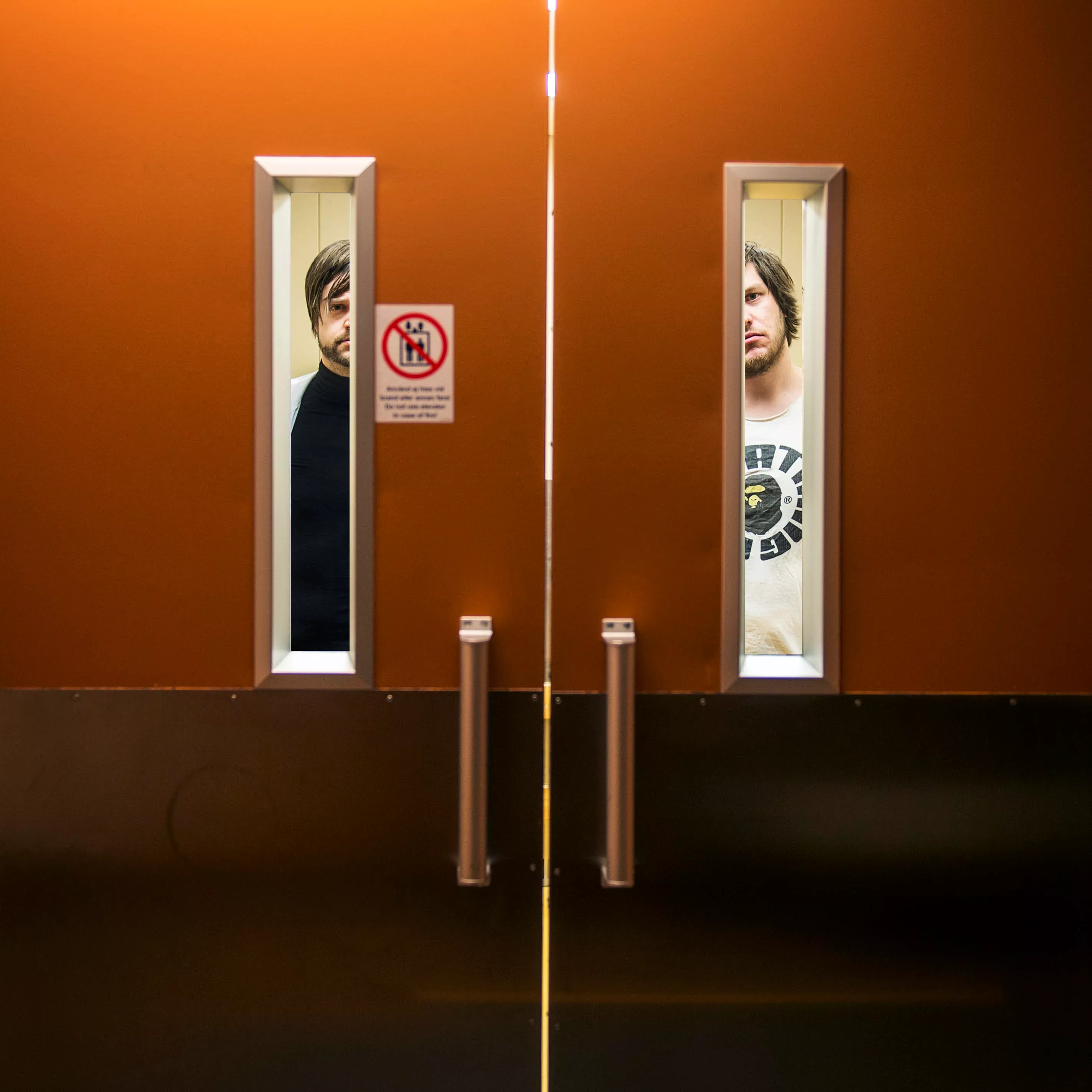 Den äkta ankungen i en damm full av plast