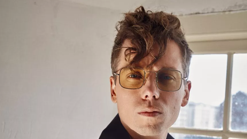 Mads Langer spiser candyfloss ved Køge Bugt