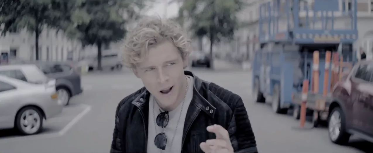 Se Christopher kigge på damer i ny video