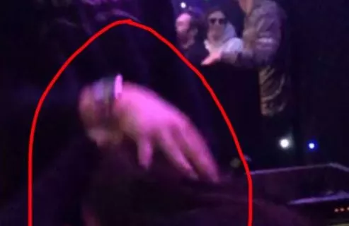 Här pressar artisten sitt skrev mot tjejens ansikte – "märkbart tagen och chockad"