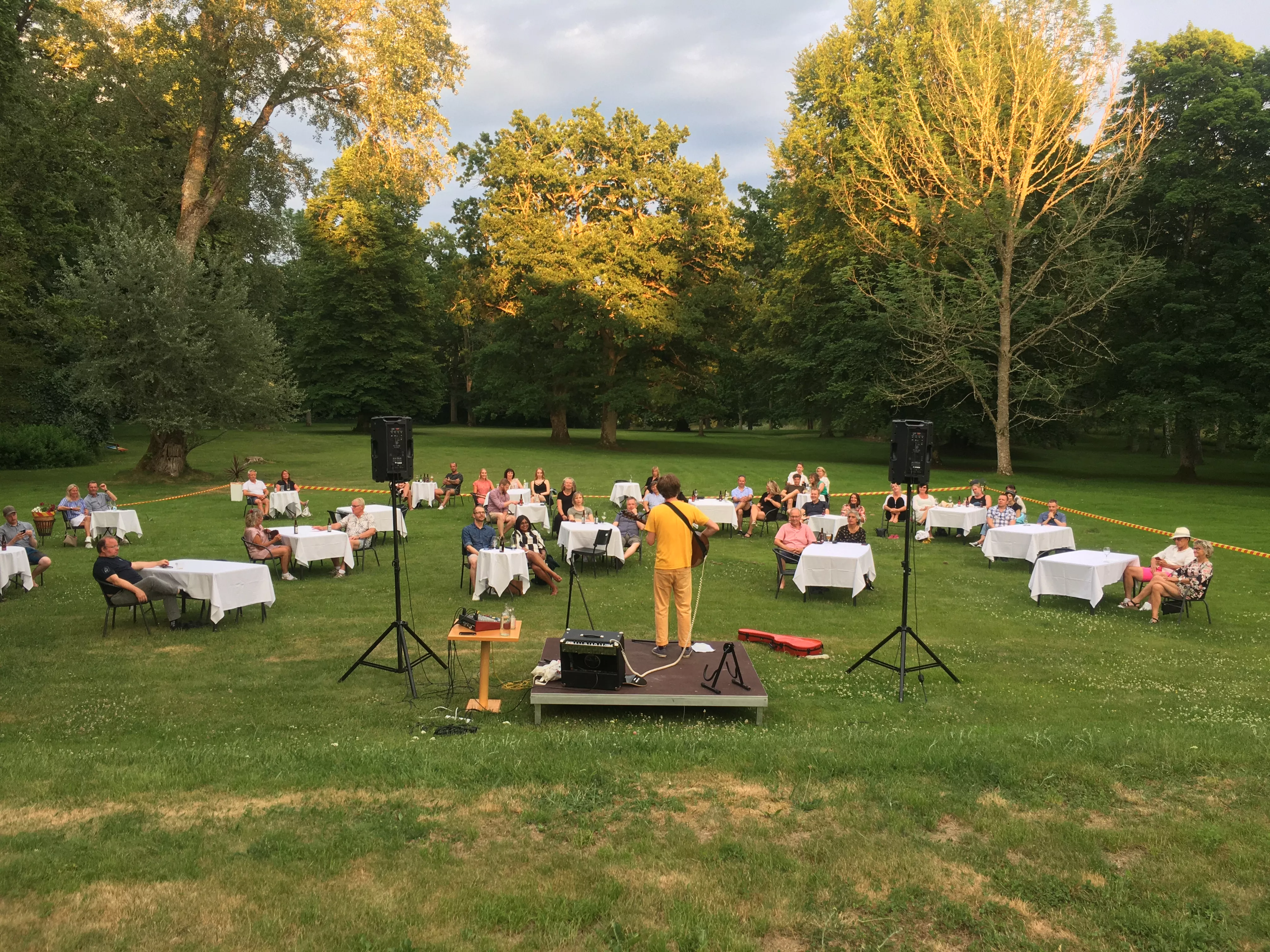 Artister spelar i din trädgård i sommar