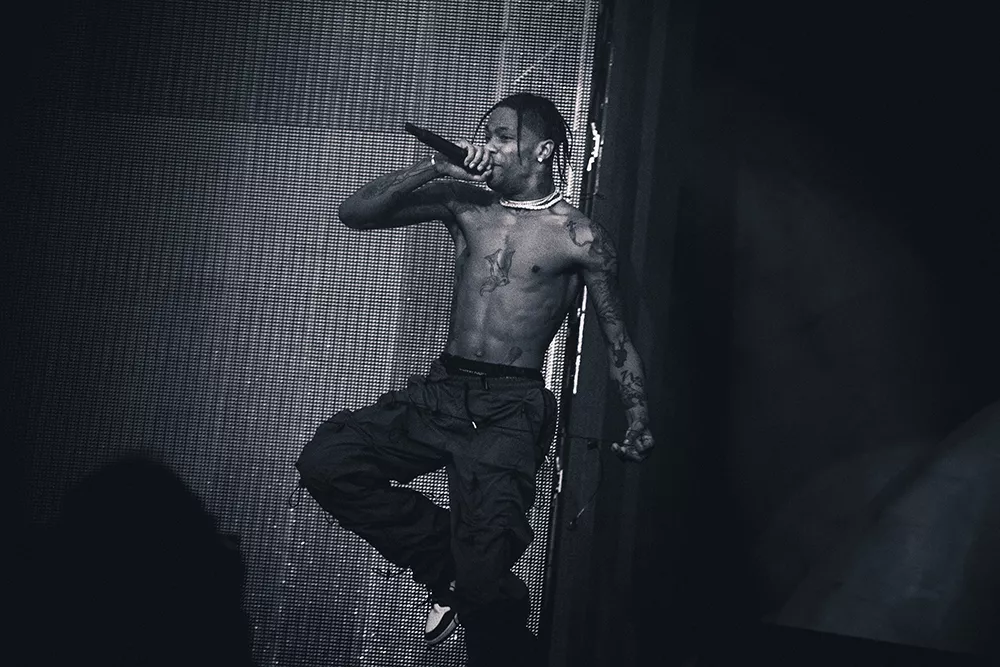 Trotsar ett stundvis uselt ljud 