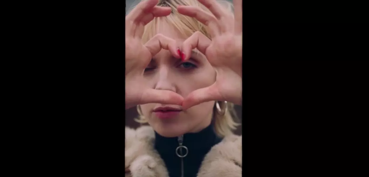 MØ genbesøger barndommens Odense i ny video