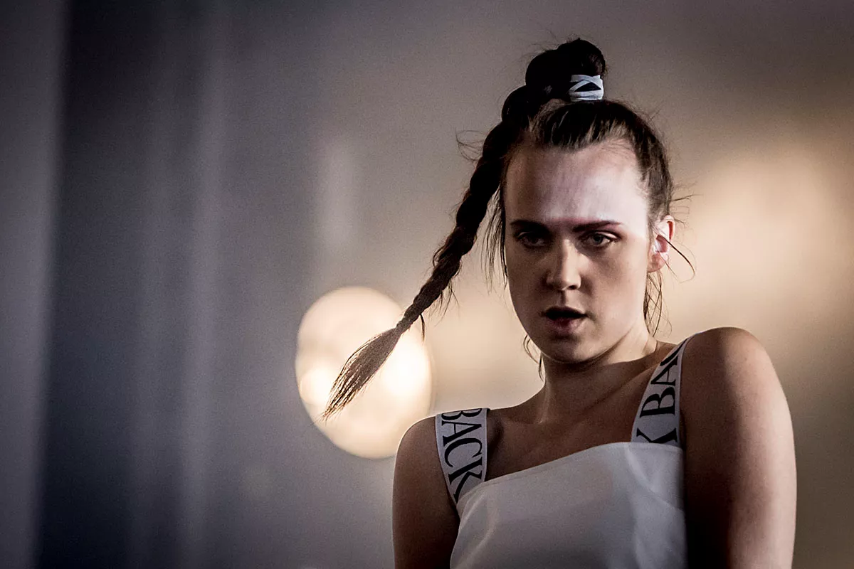 MØ optræder i Saturday Night Live