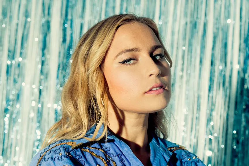 "Att det ens kom på tal var en chock för många av oss", säger singer-songwritern Holly Rankin, som uppträder under namnet Jack River.