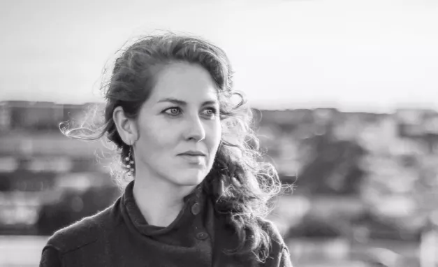 ANMELDELSE: Aarhusiansk singer-songwriter er både eftertænksom og brutal