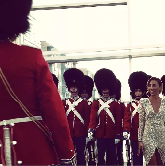 Se Medina synge for 80 års fødselaren Prins Henrik