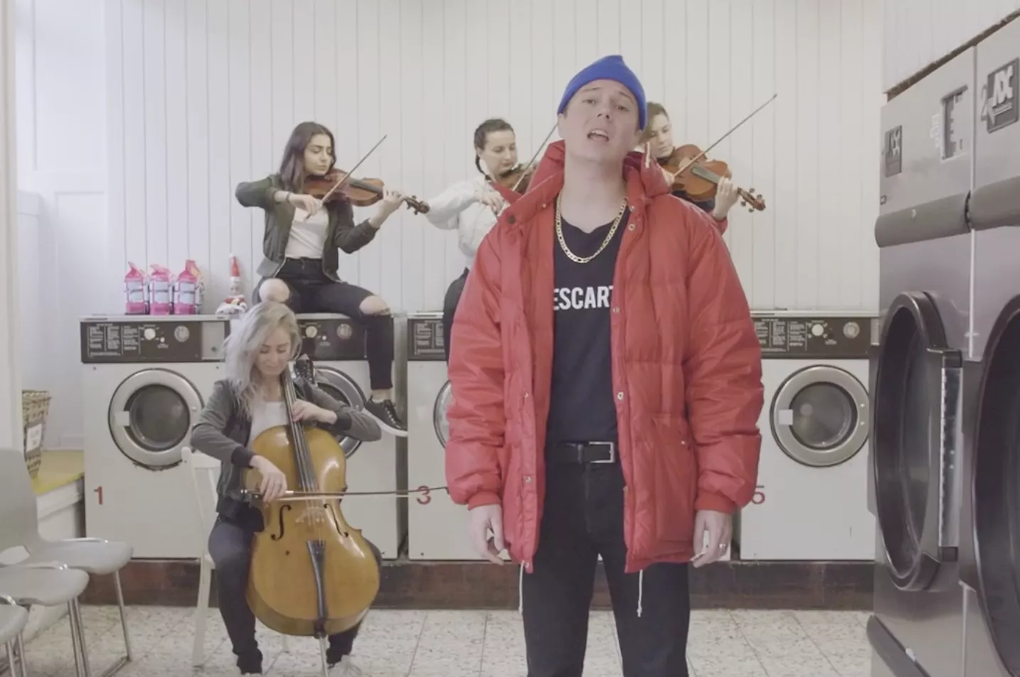 VIDEO: Andreas Odbjerg, kendt fra Moses: "Andreas", synger rørende hyldest til sin far