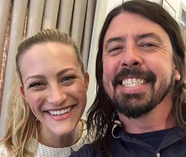 6-årig pige fra Nirvana-video genforenet med Dave Grohl 