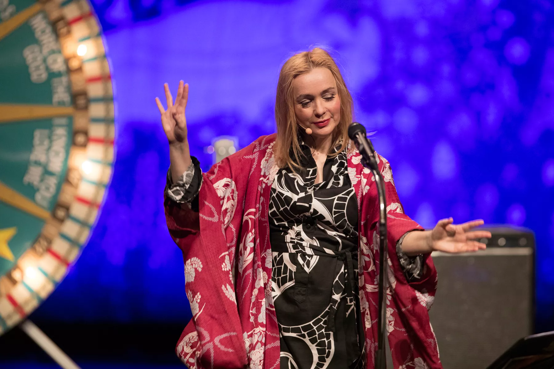 Lillepige-persona udspændt mellem styrke og skrøbelighed