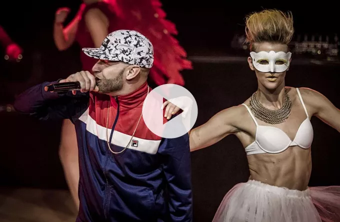 Se Djämes Braun med letpåklædte dansere til GAFFA-Prisen