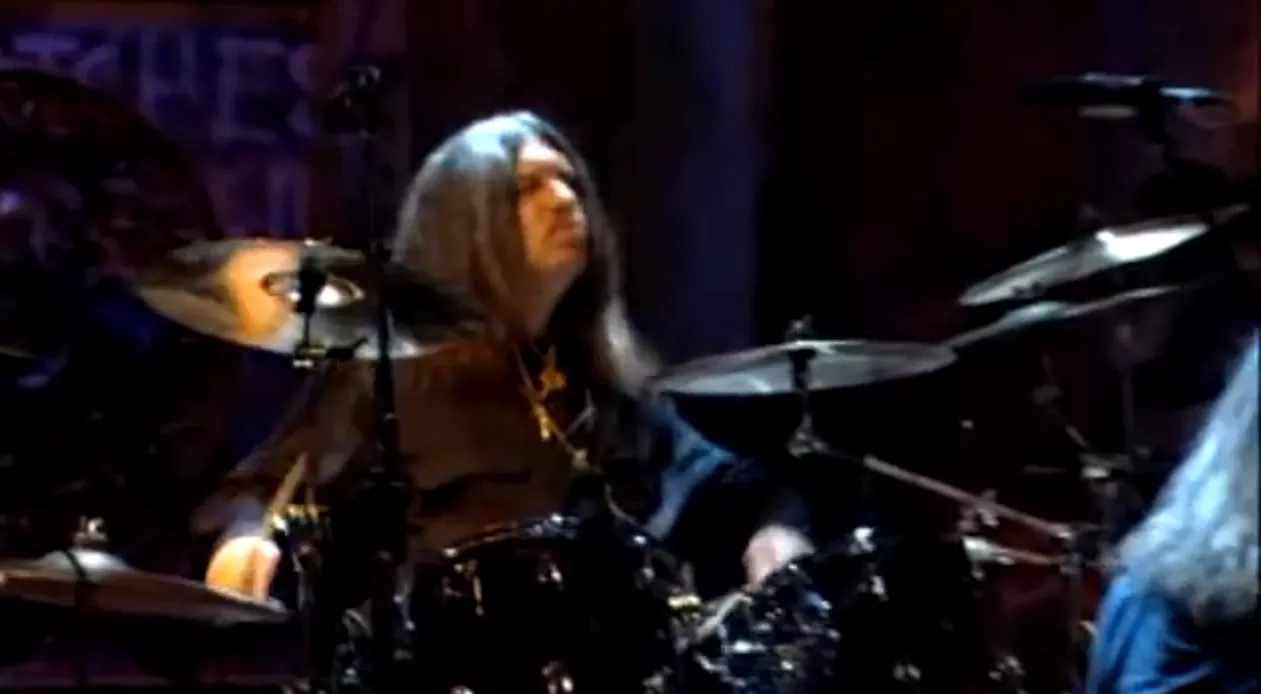 Rocktrommeslager omkommet i trafikulykke