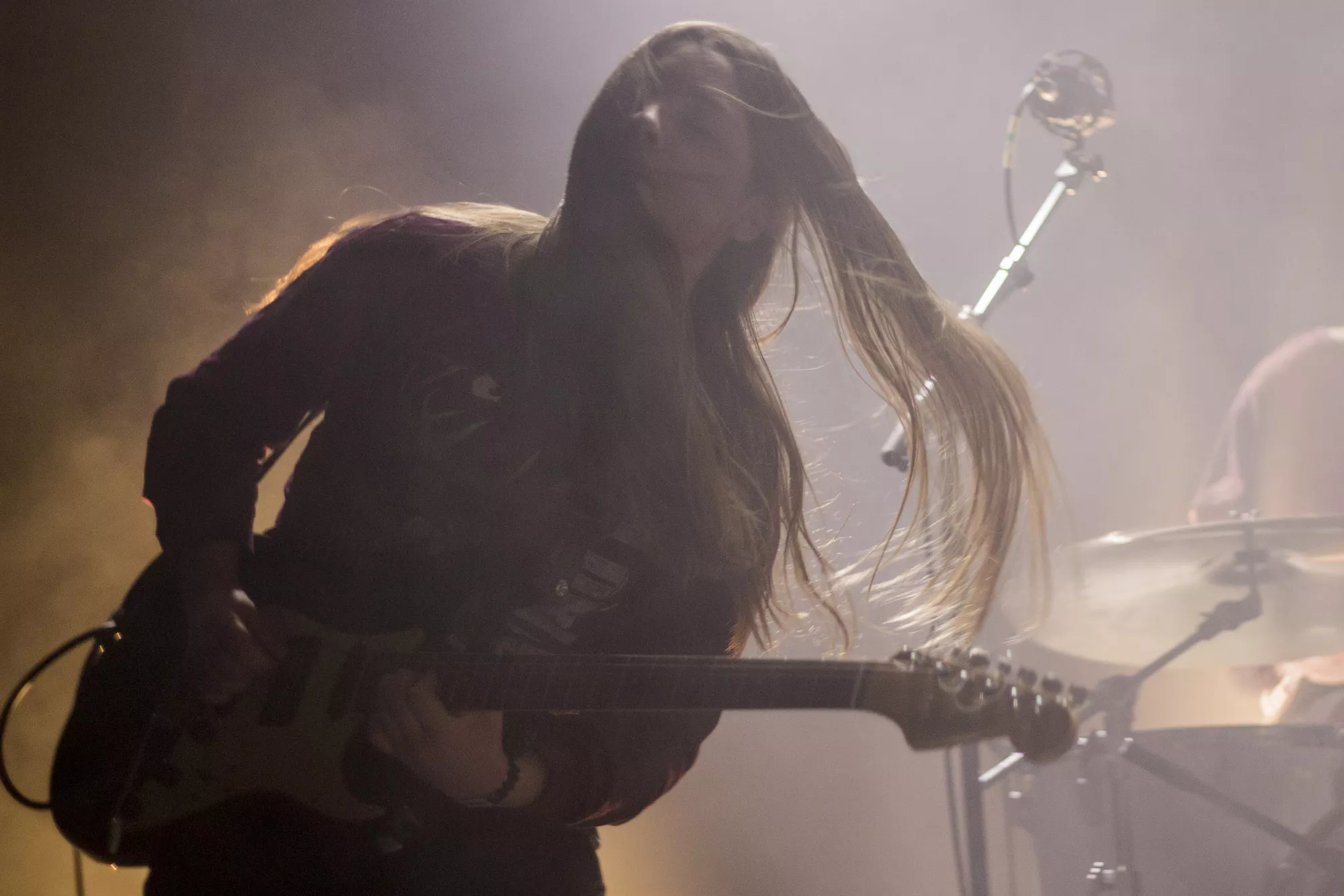 Baby In Vain rocker bladene af træerne til efteråret 