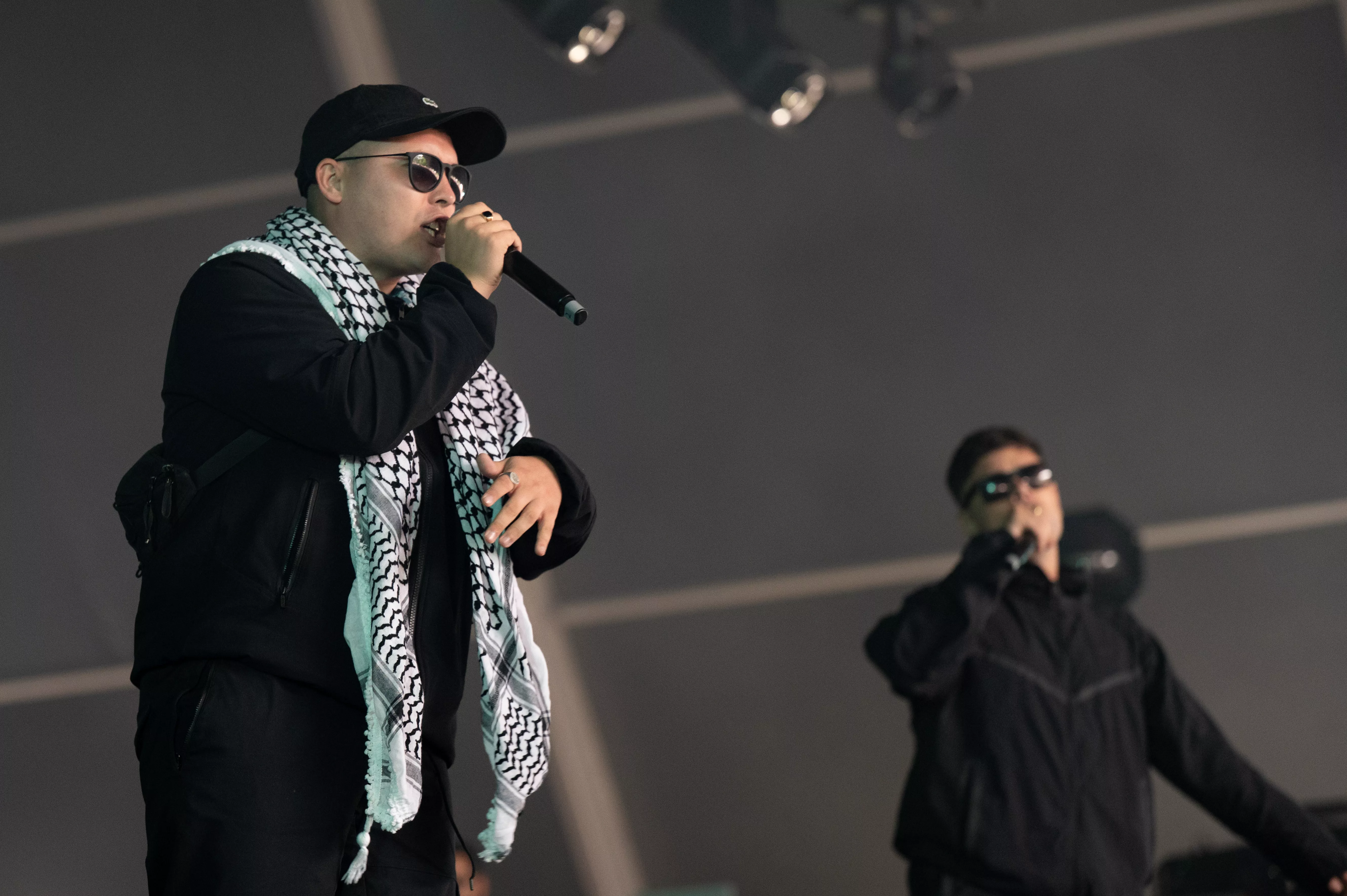 På fotoet: Mo Chara (tv.) kan nu tage hjem uden en terrorsigtelse på CV'et. 