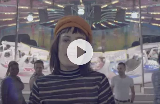 Video: Freja er funky i forlystelsespark