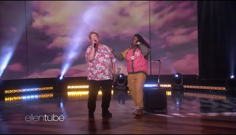 Här överraskar stjärnan sitt virala fan