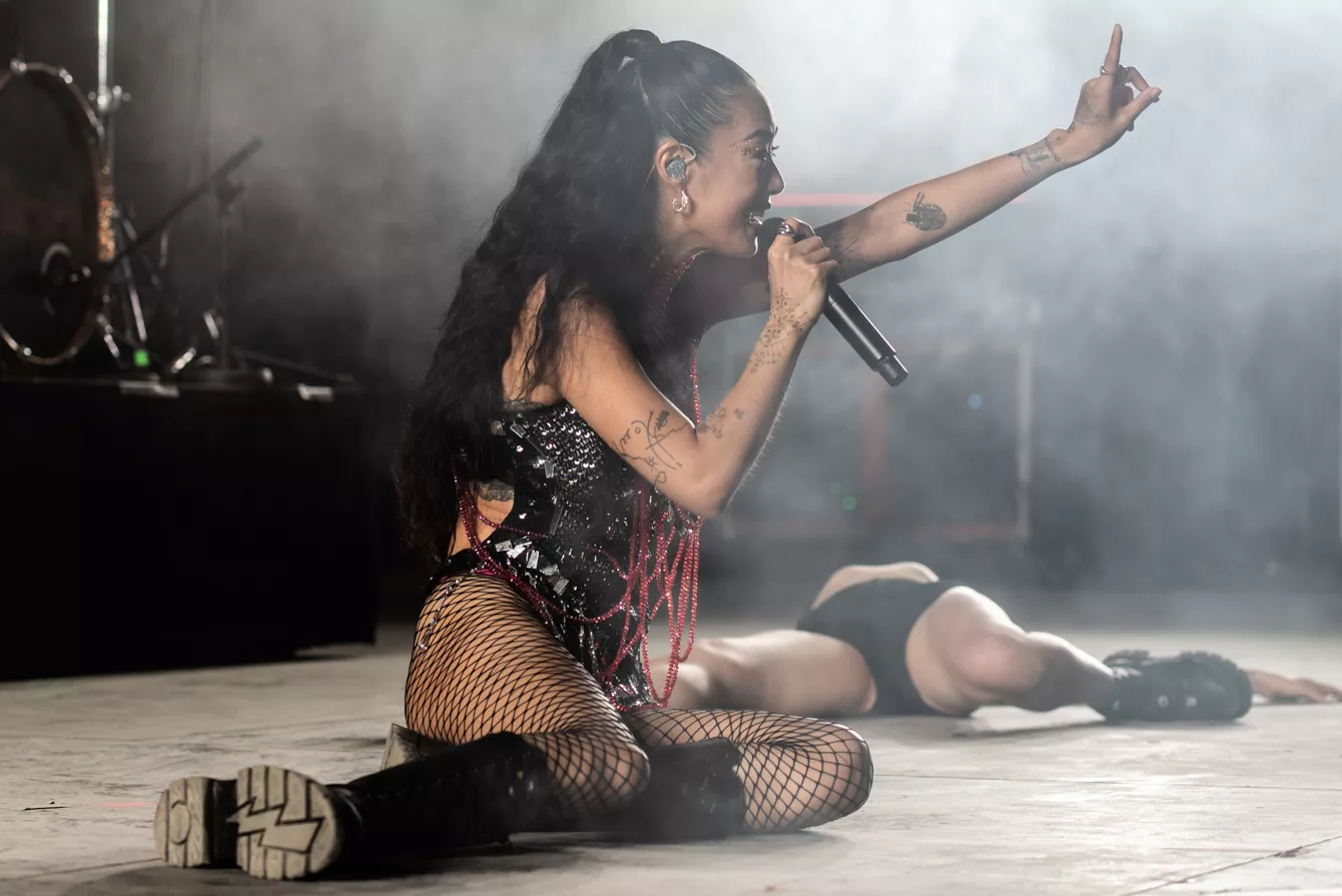 Veloplagt og woke popfest i rungende rammer