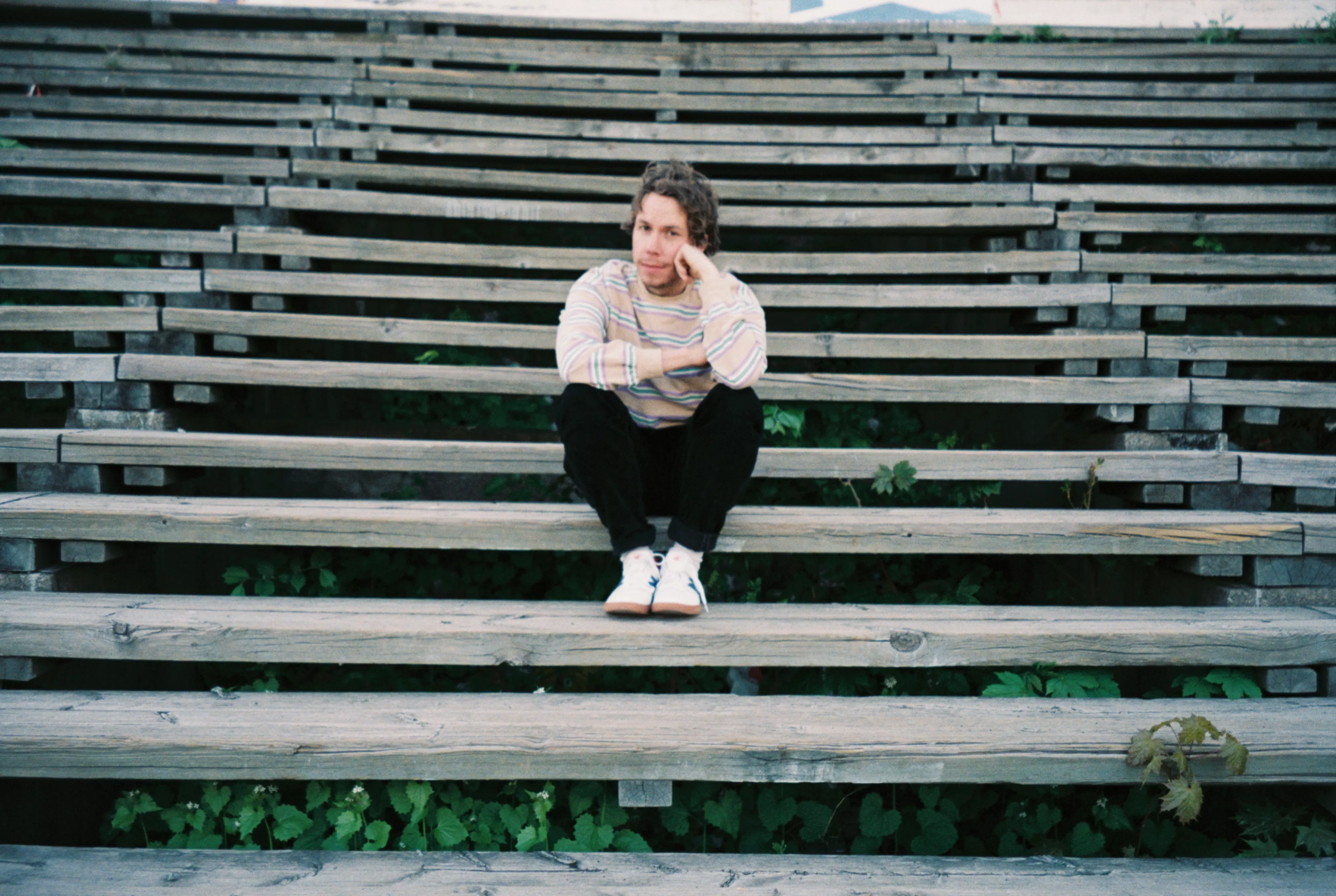 ANMELDELSE: Nært og lengtende med Simen Mitlid