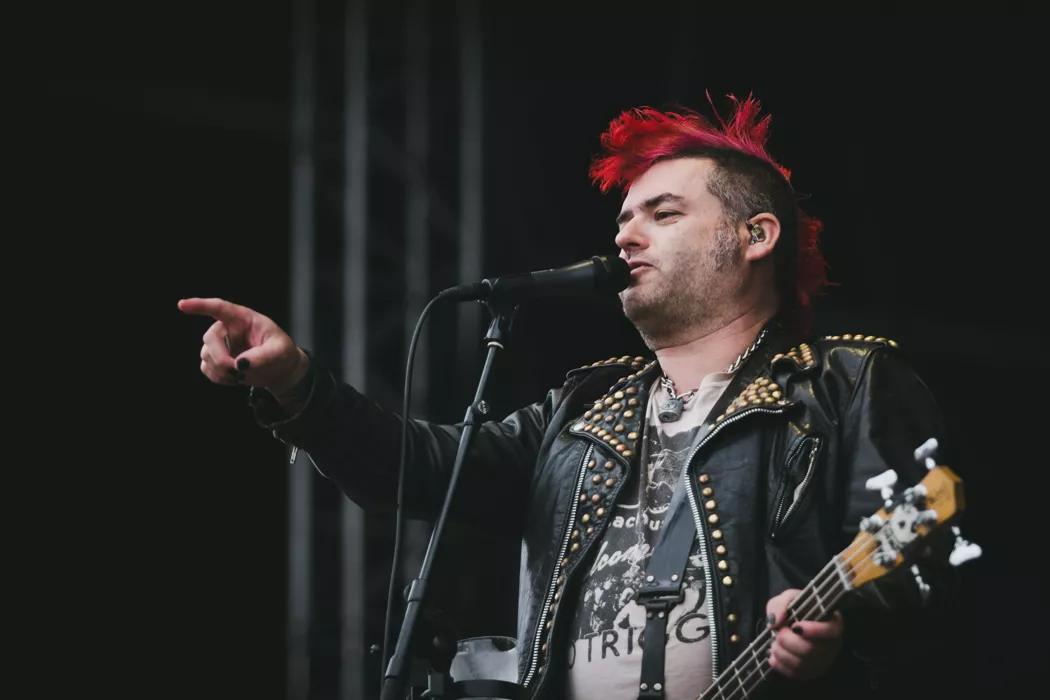 Rasar mot punkbandet efter osmakligt skämt från scenen