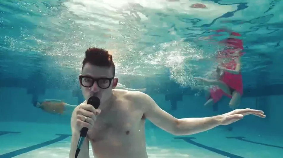 Se afklædt Bernhoft med badenymfer i ny video