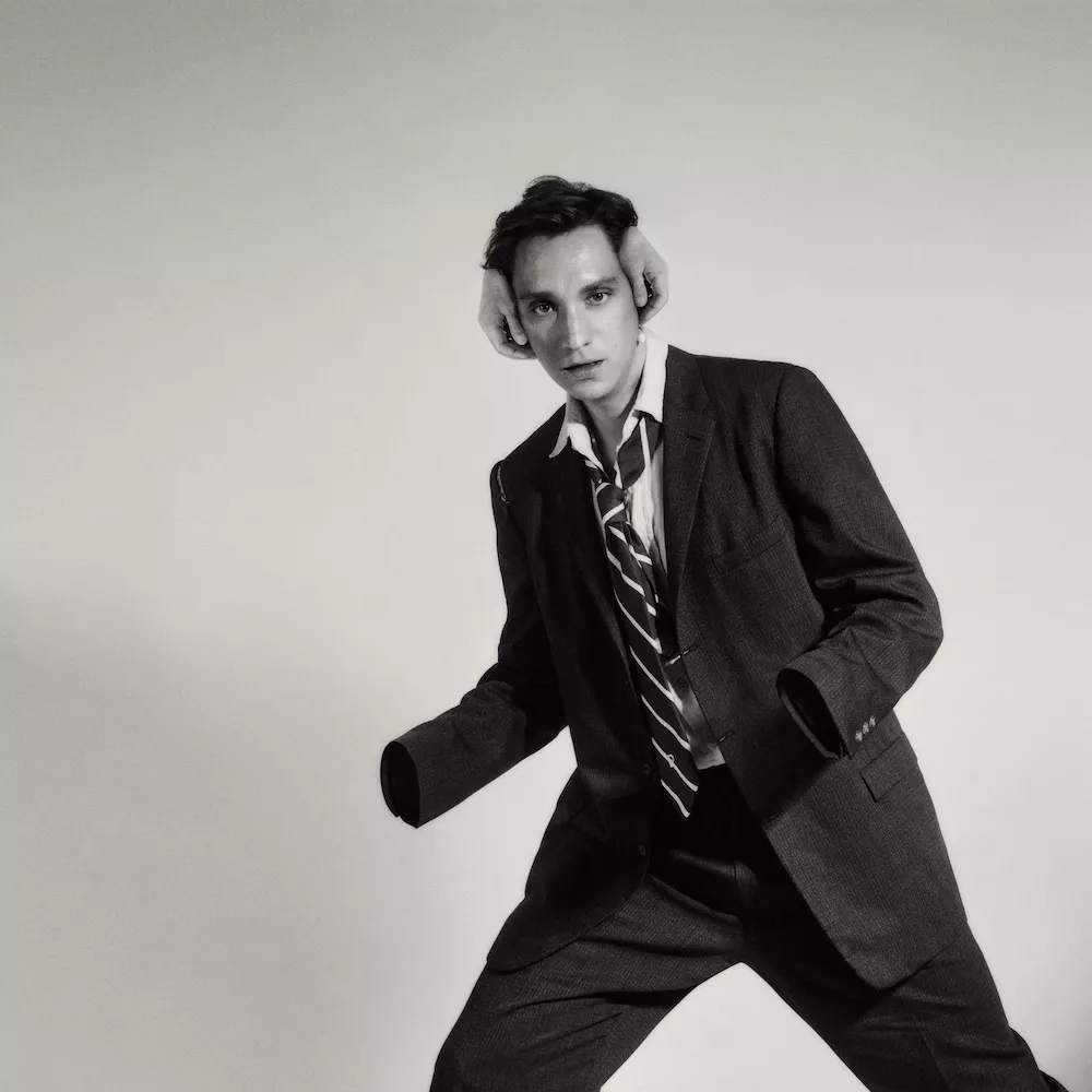 Oliver Sim fra The xx solodebuterer: “Inderst inde er den selvironisk og pervers”