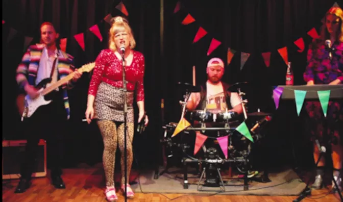 Kom i ægte værtshusstemning med Katinka i ny video