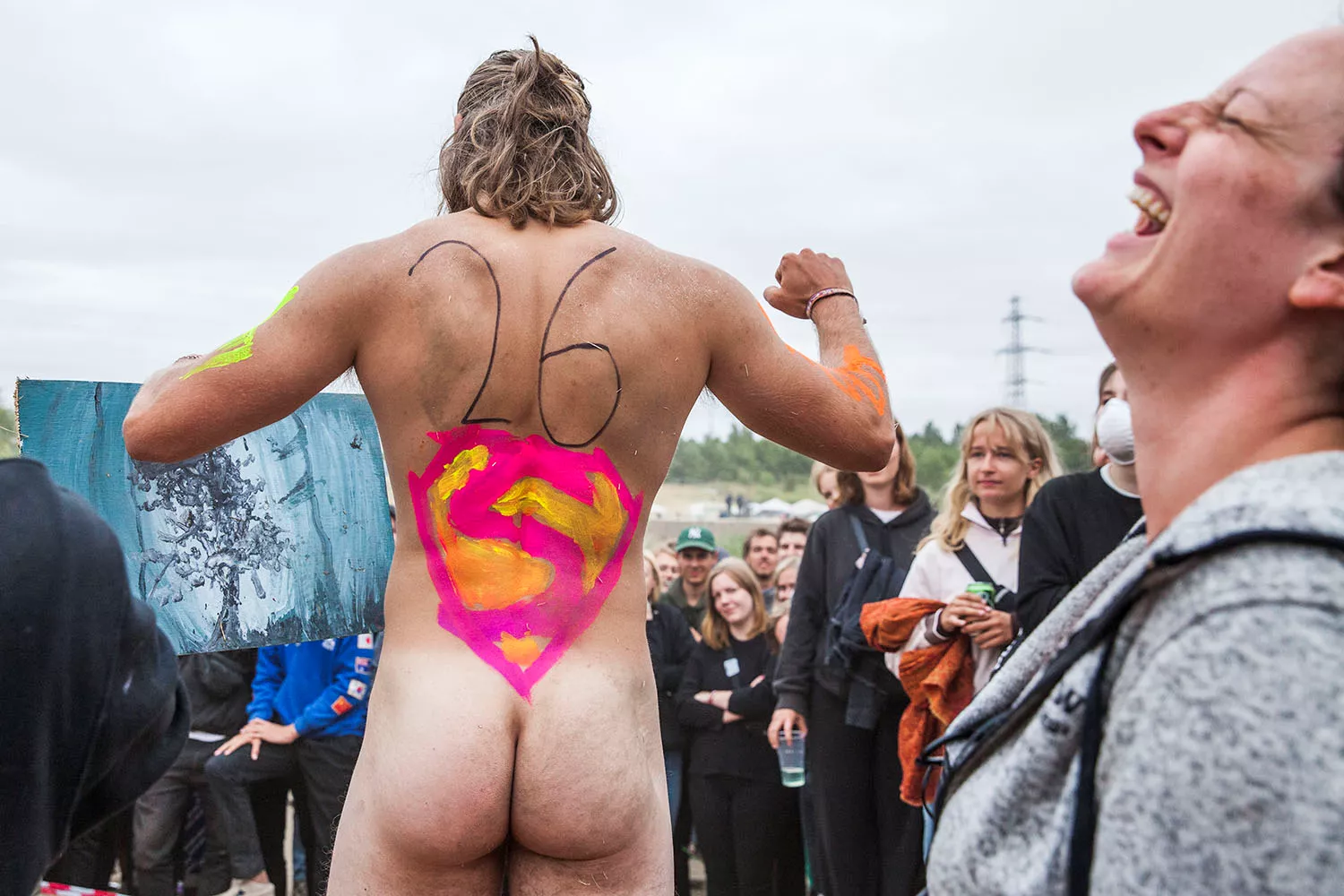 VIDEO: Nøgne kroppe i traditionernes løb