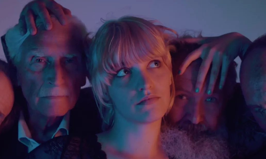 VIDEOPREMIERE: Lydmor er træt af gamle hvide mænd