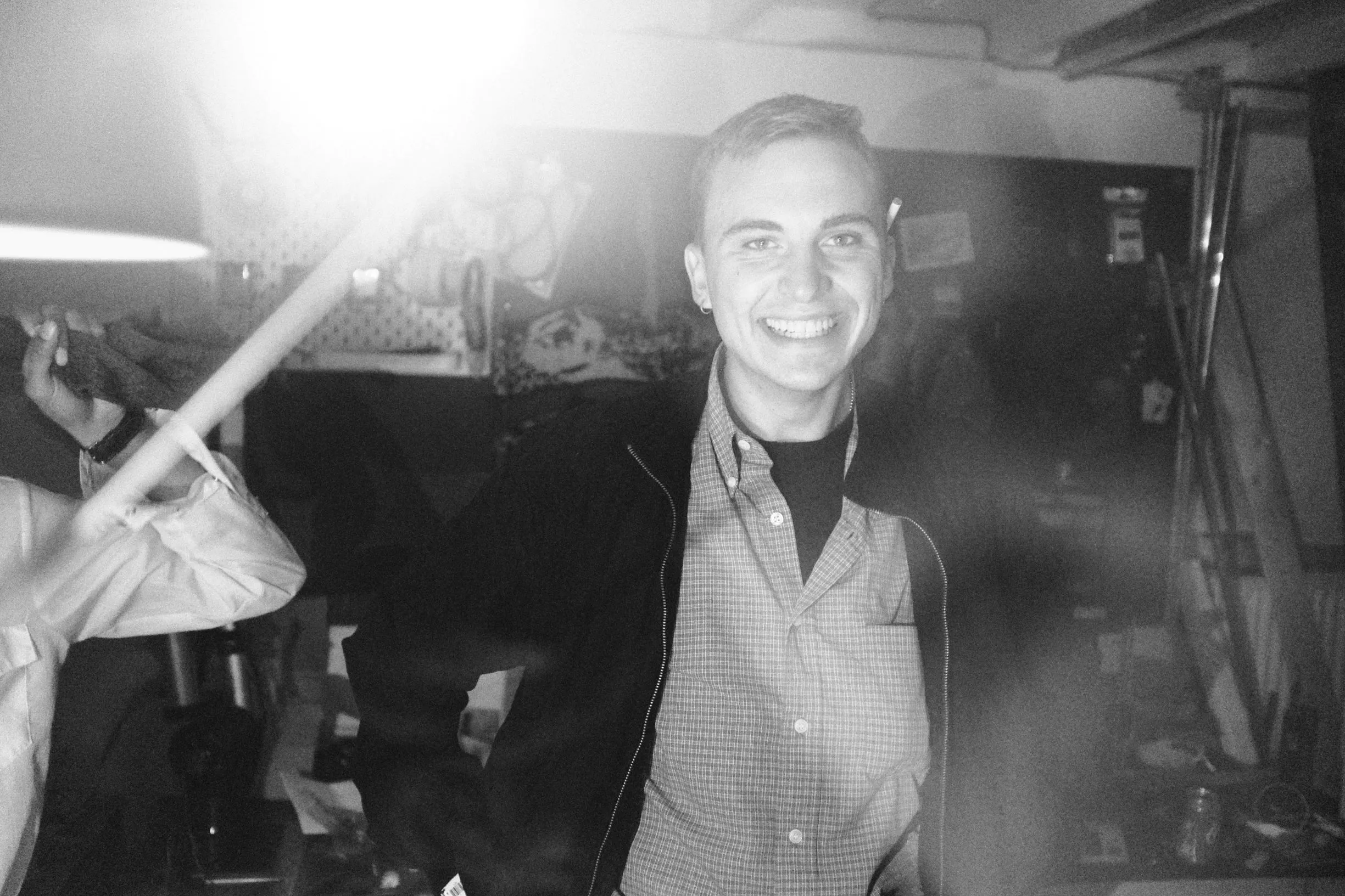 MINDEORD: Simon fik lyset til at skinne på andre, men stod selv i skyggen og så stolt på