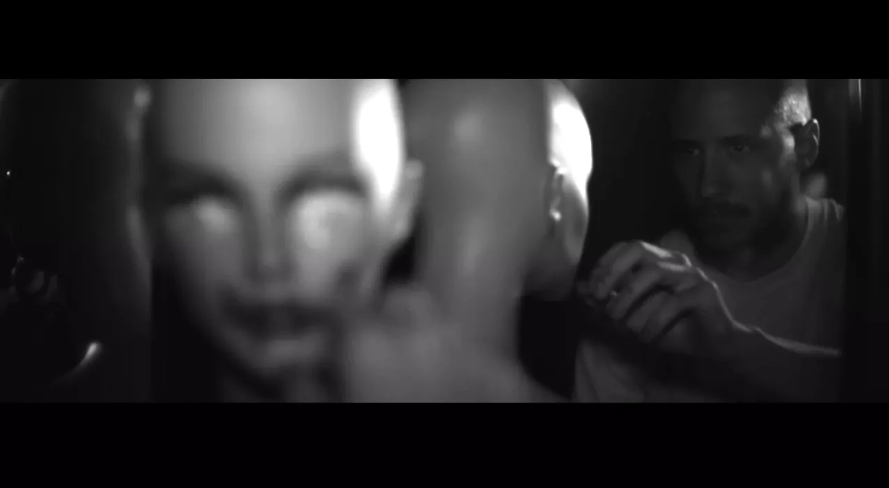 Se mareridtsmørk video fra Bottled In England