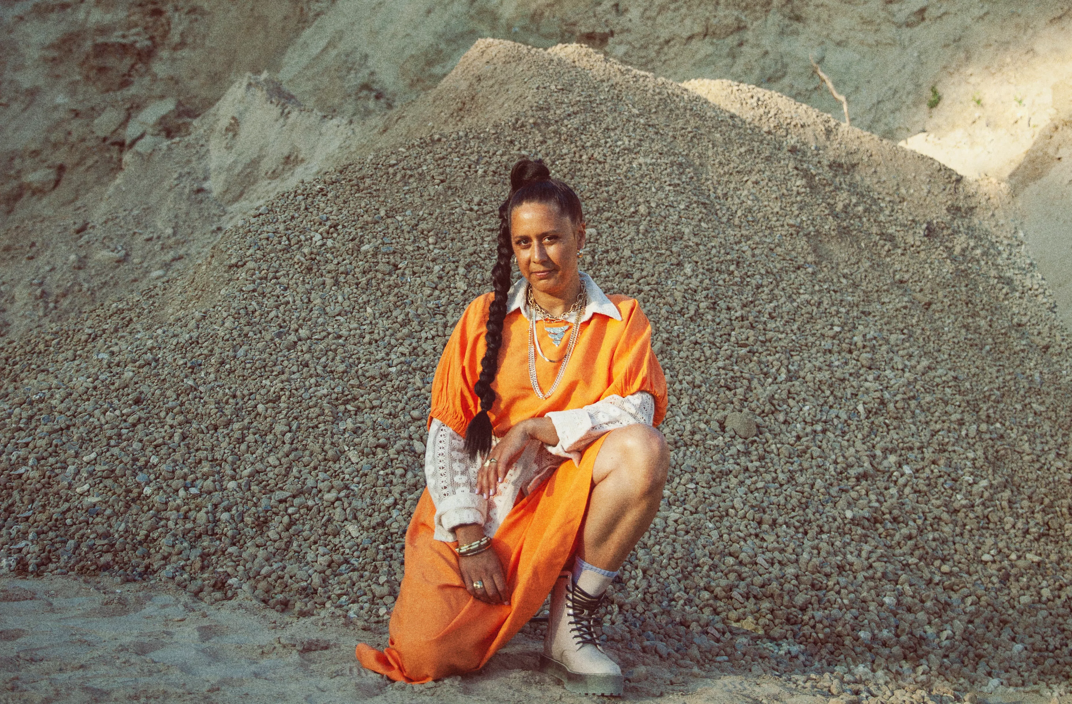 VIDEOPREMIERE: Sofia Hedia synger om at være der for sit barn, når det er svært 