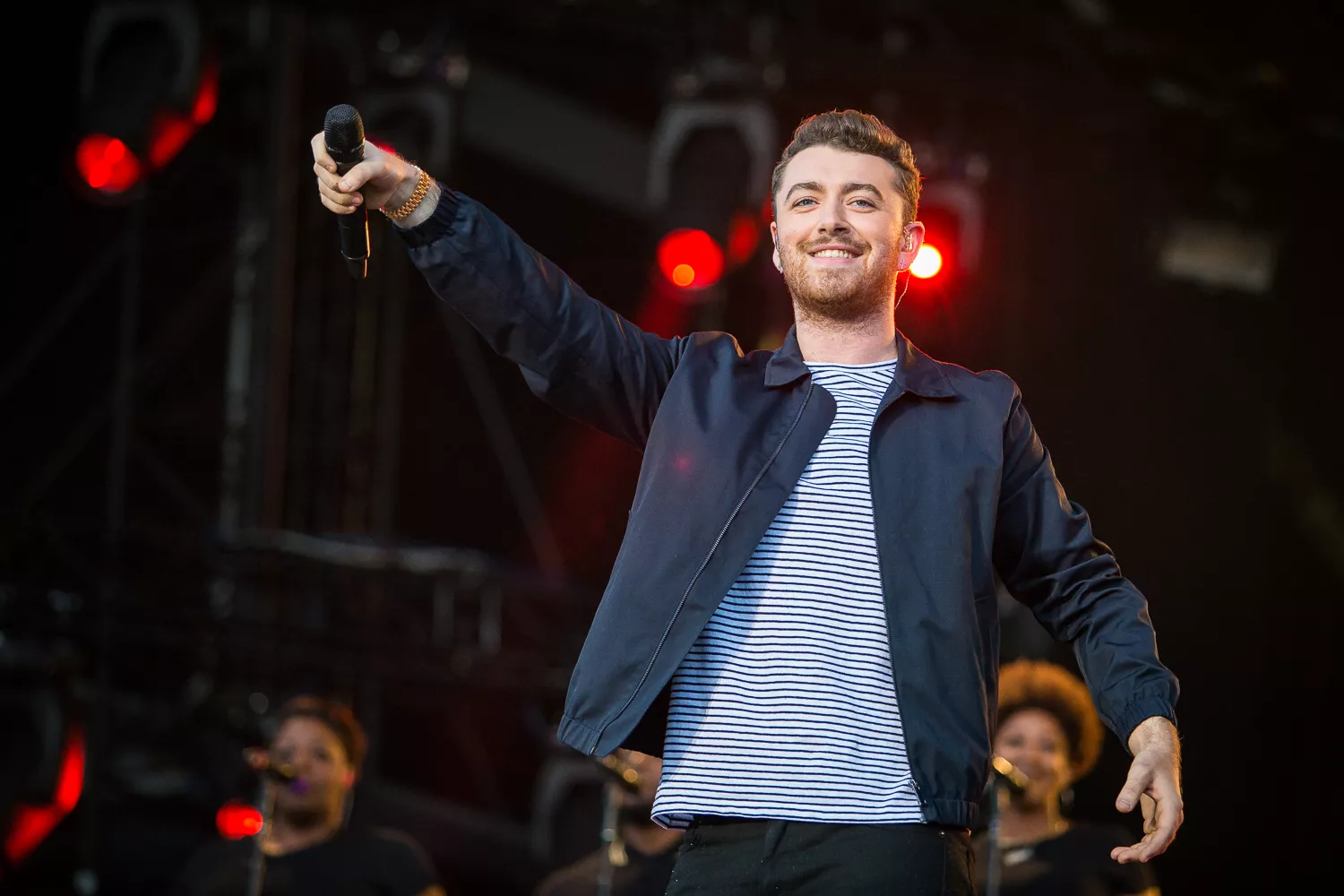 Sam Smith hev den gyldne Oscar-statuette med hjem