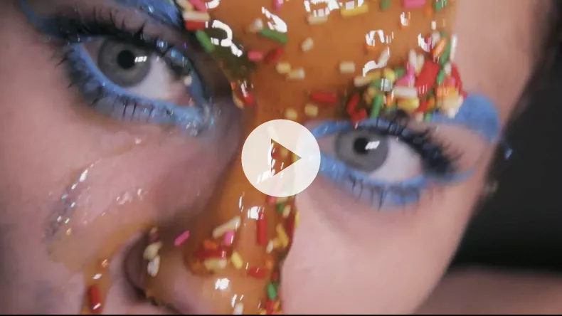 Miley Cyrus udsender surprise-album