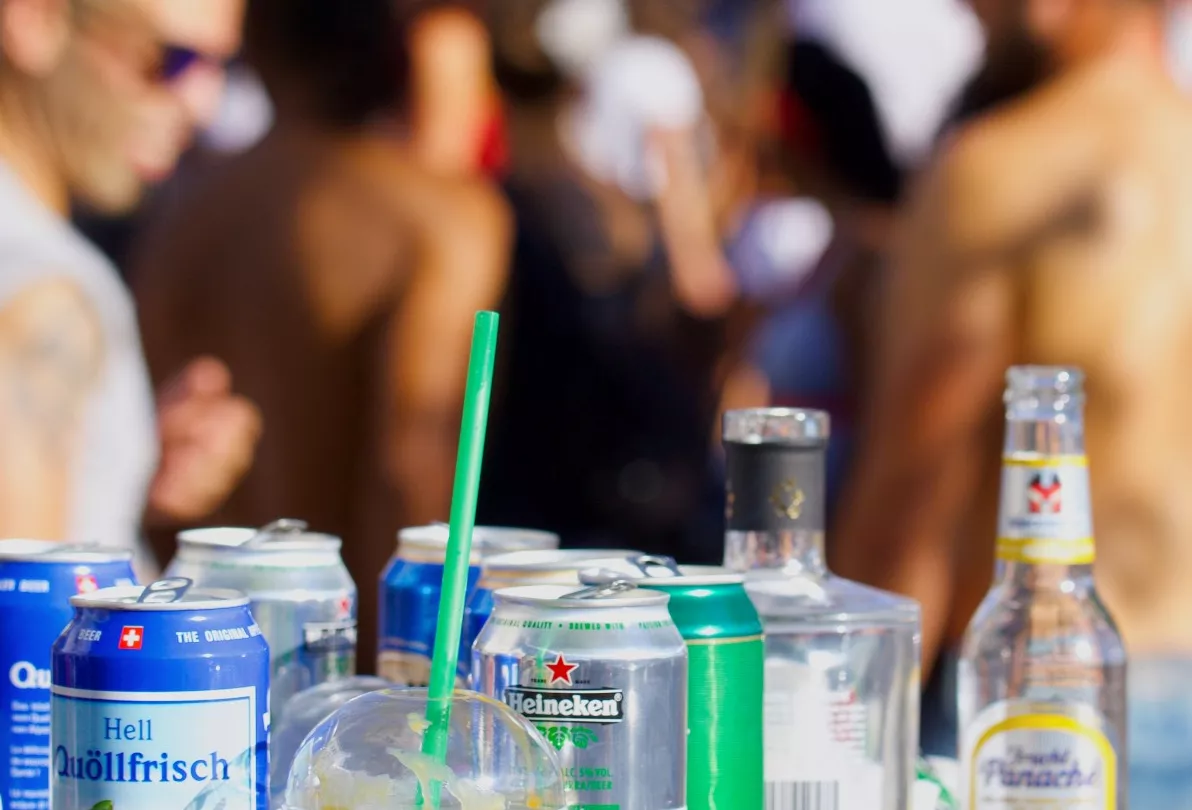 Ölavtal och fyllefestival – alkoholens roll på sommarens musikfester