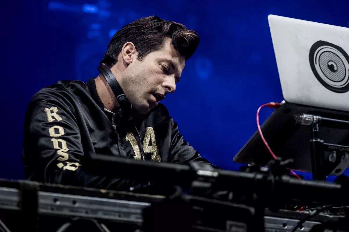 Mark Ronson lukker Bøgescenen med et overraskende brag