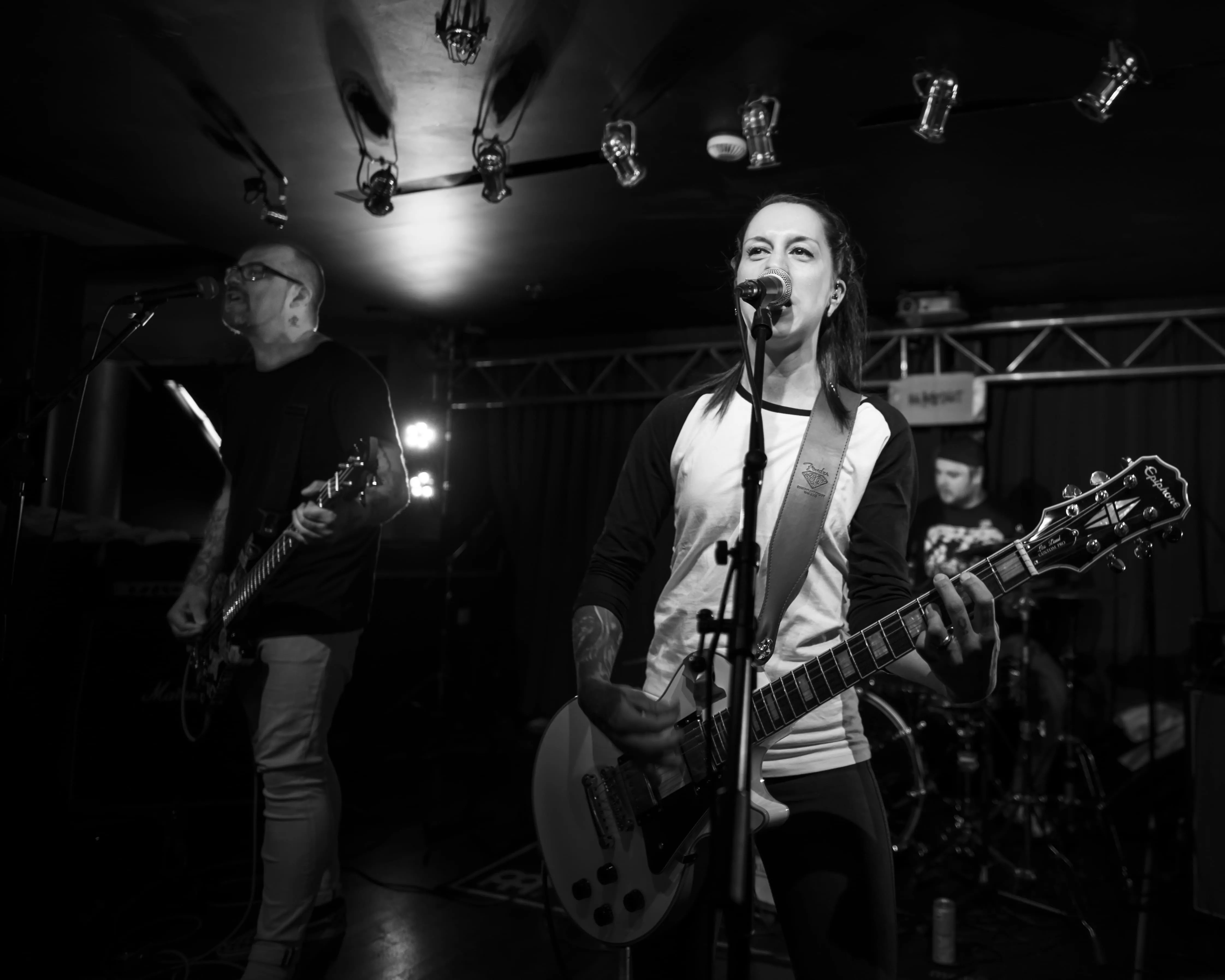 N:a Hospitalet är ett av de band som medverkar i antologin