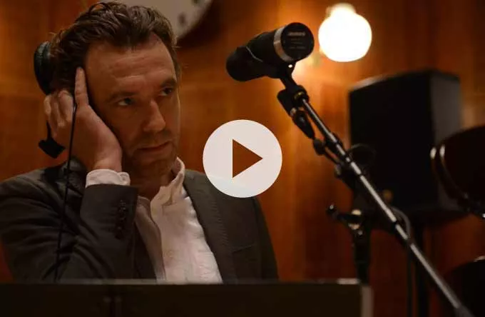 Video: Se Nikolaj Nørlund fremføre smuk ny sang med symfoniorkester