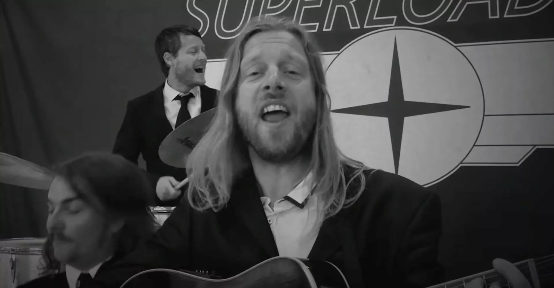 PREMIERE: Superloader hylder Beatles og Bowie i stilfuld video