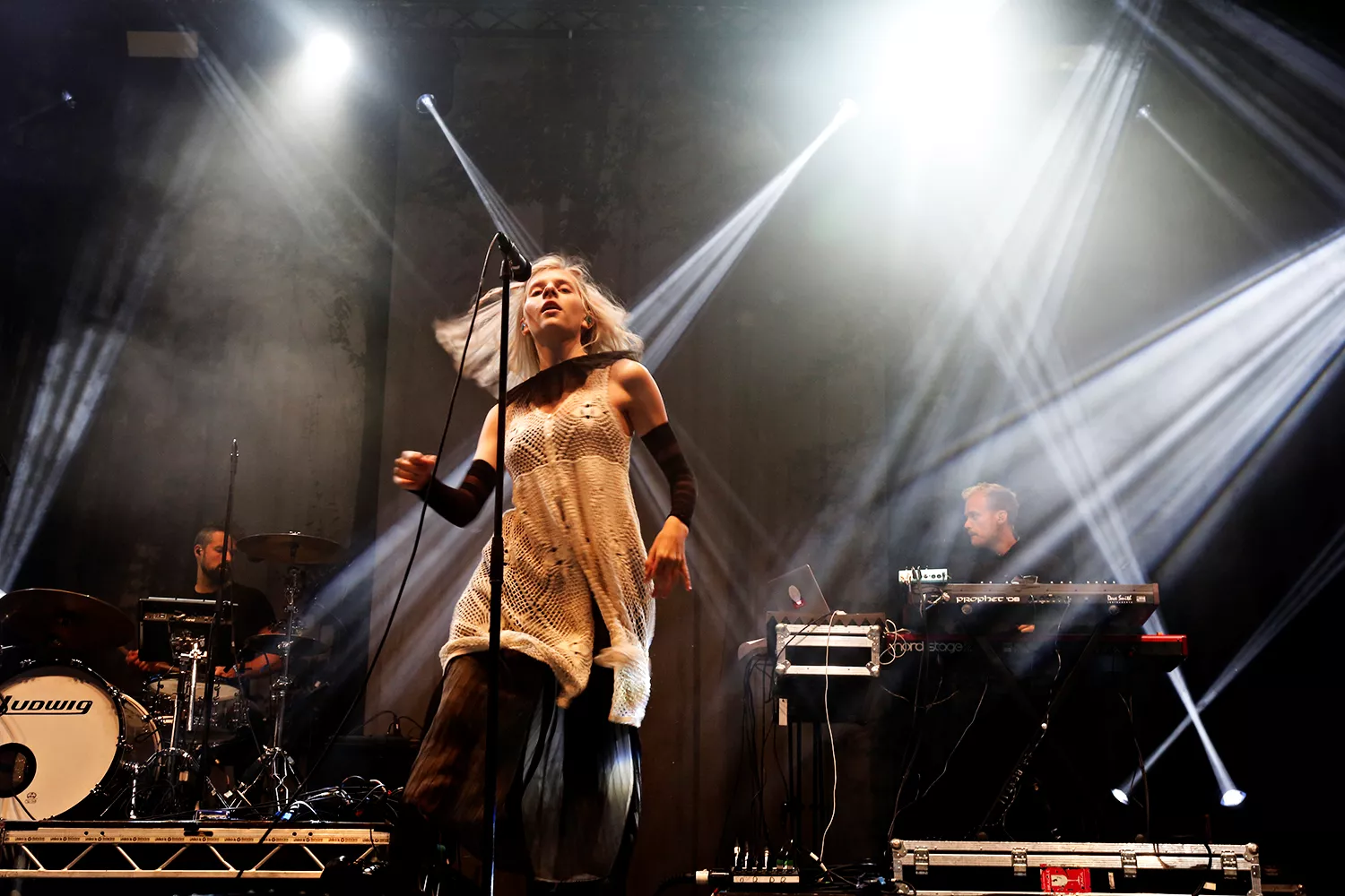 Skogig elektropop med trumkaskader