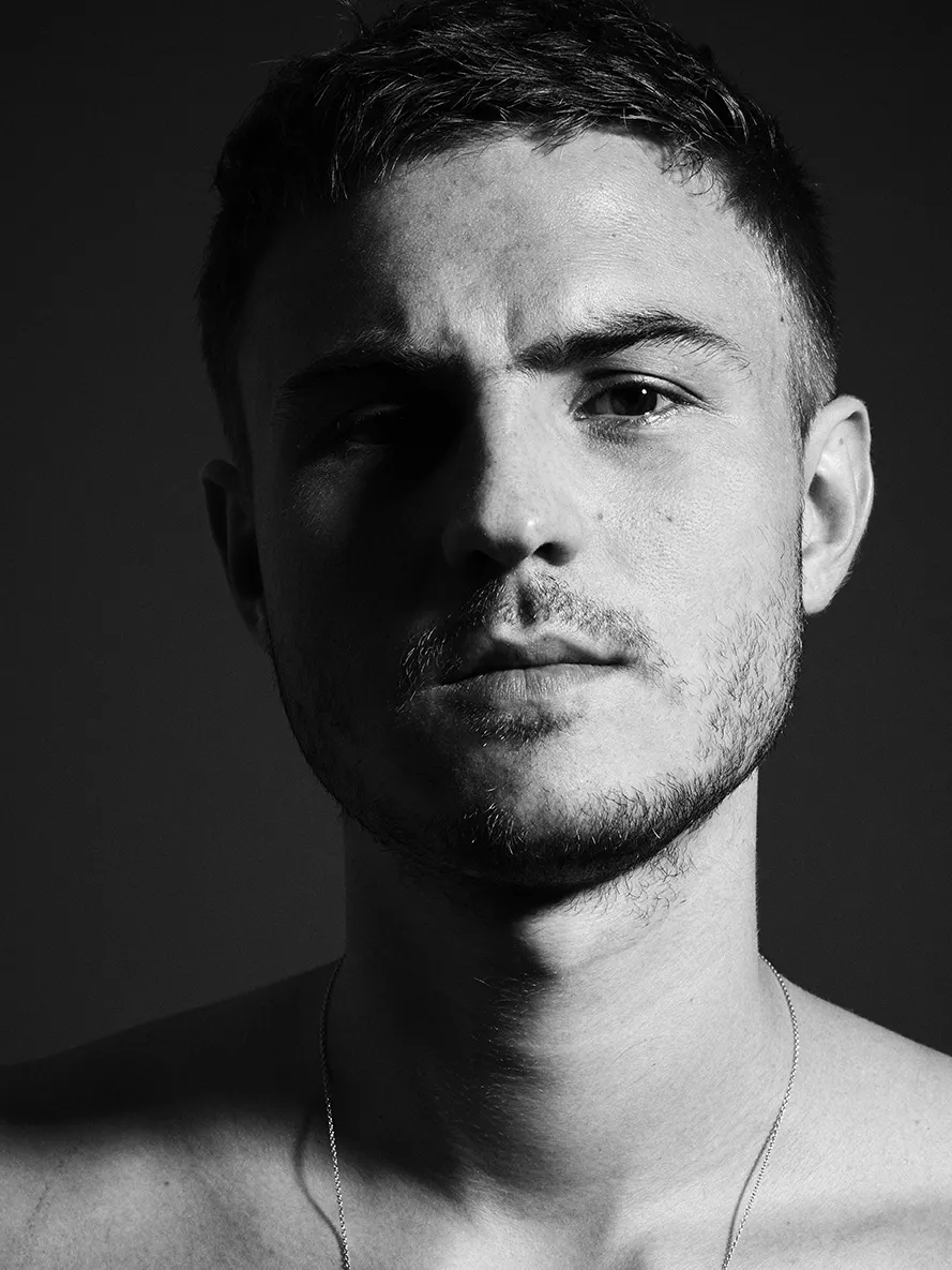 Julias Moon-forsanger går solo