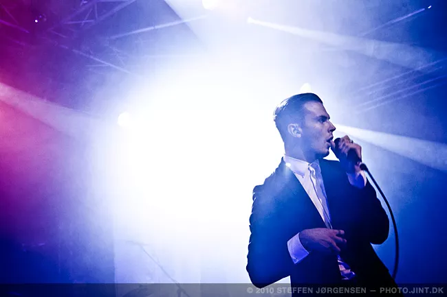 Hurts släpper ny skiva i mars