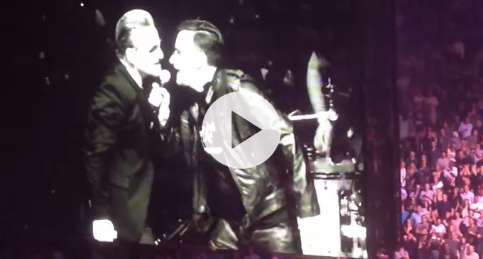 U2-coverband på scenen med U2