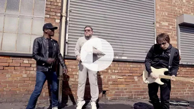 Video: Se Shaun Ryders bud på en fodboldsang til dette års EM