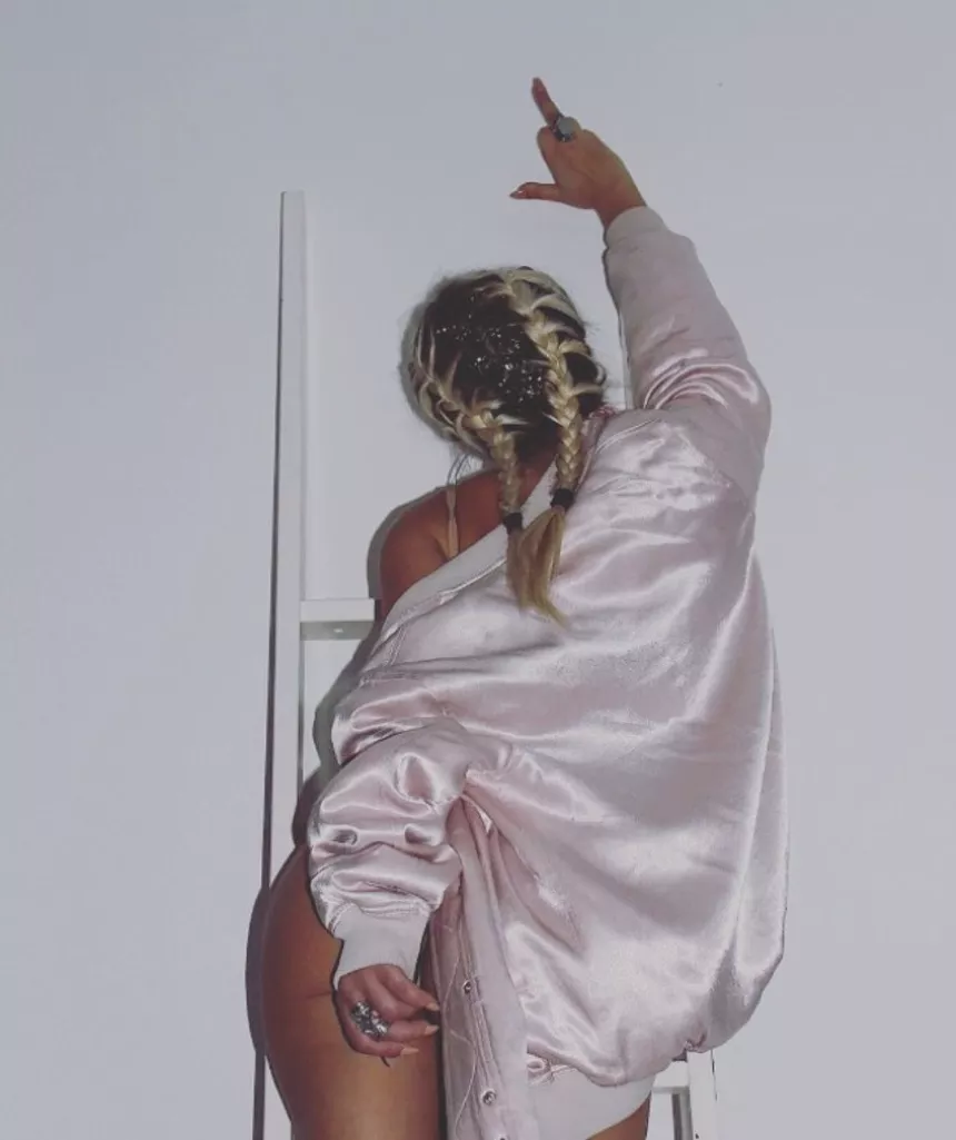 Video: Guldpige kommer ikke nok