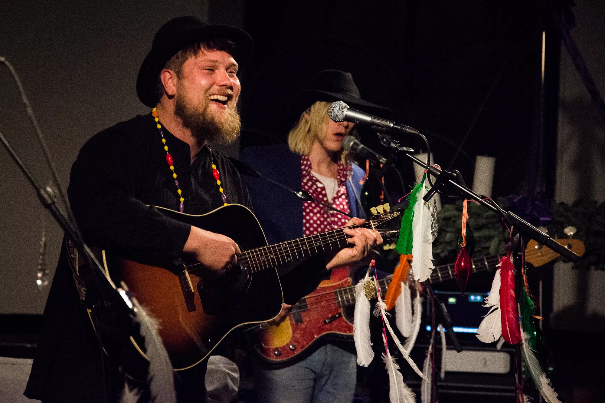 Både hyggelig, rørende enkel og storladen julegave fra Jonas Petersen og band